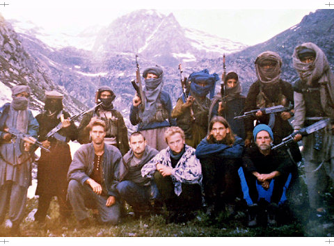 Western hostages kidnapped by the Kashmiri Isamicist group Al-Faran in 1995. Source: Al-Fadad via Wikimedia Commons.